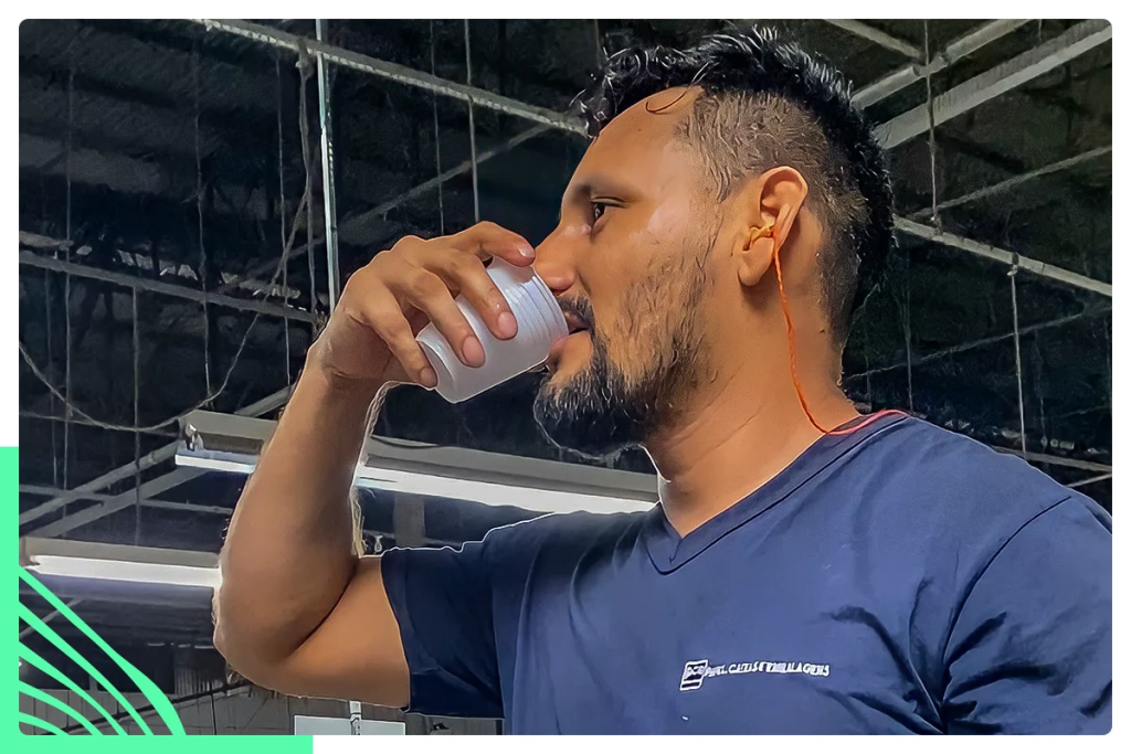 Na fábrica de embalagens, funcionários mais saudáveis e produtivos depois que a água tratada chegou.