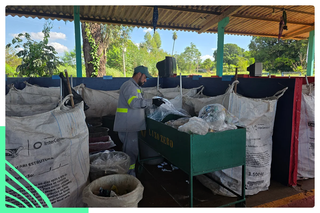 Todo o material é prensado e enviado para fábricas de reciclagem.